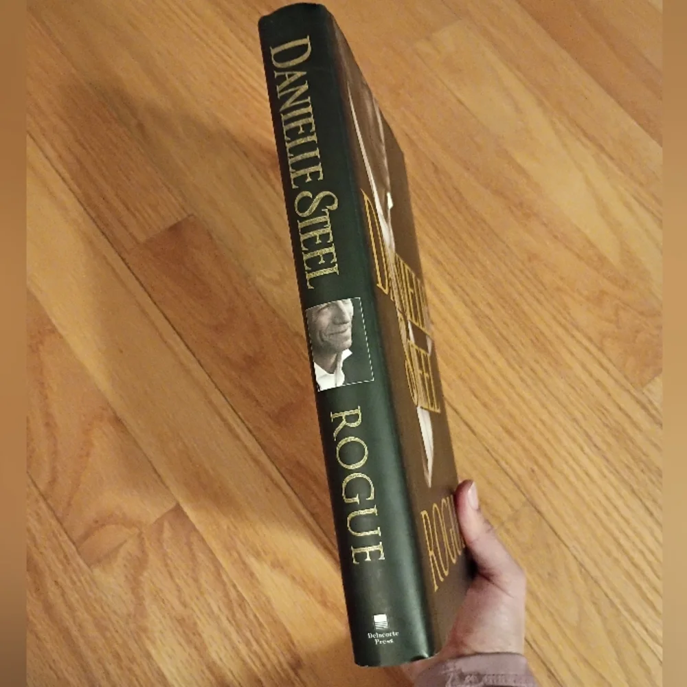 Danielle Steel Rogue Hardcover Novel Delacorte Press Romance Contemporary Women